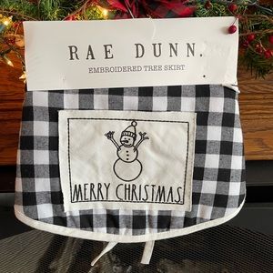 🎄 NWT🎄Rae Dunn Embroidered Christmas Tree Skirt
